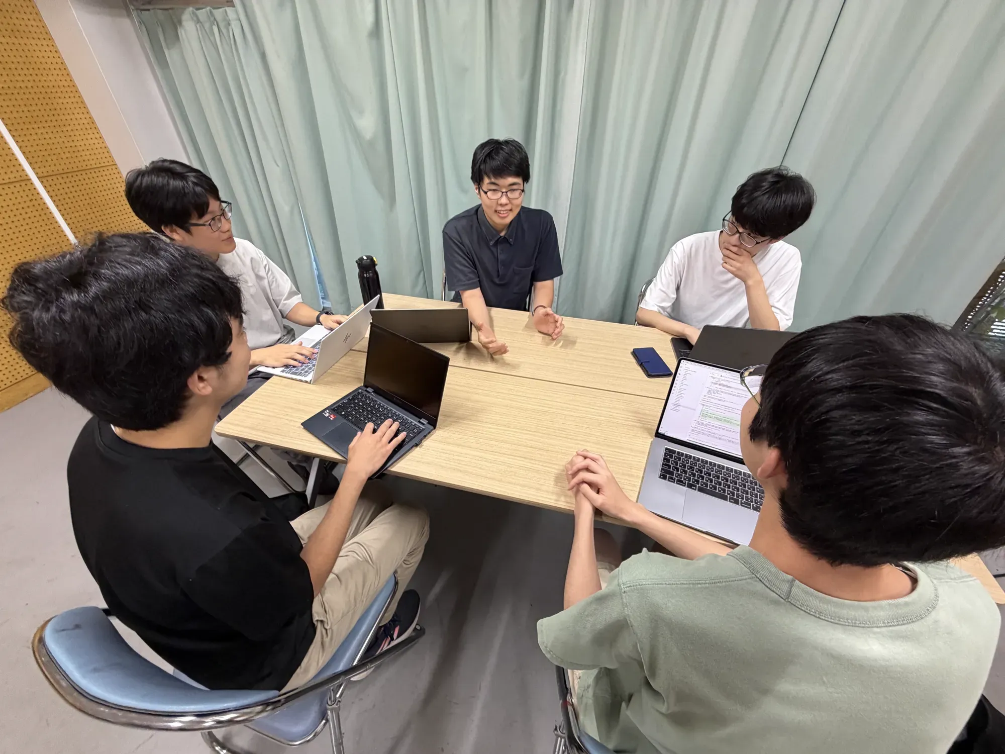 新プロジェクトの報告会の様子